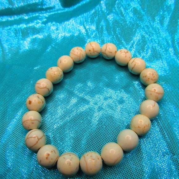 Howlite 10mm Round 7" Stretchy Gemstone Bracelet - Picture 2 of 3